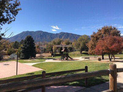 Spacious 3 BDR 2.5 BA House with Hot tub, BBQ, Fire Pit, Night View, Playground