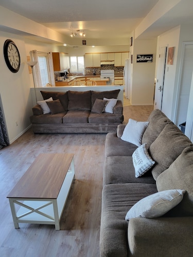 Spacious 3 BDR 2.5 BA House with Hot tub, BBQ, Fire Pit, Night View, Playground