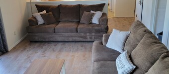 Spacious 3 BDR 2.5 BA House with Hot tub, BBQ, Fire Pit, Night View, Playground