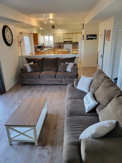 Spacious 3 BDR 2.5 BA House with Hot tub, BBQ, Fire Pit, Night View, Playground