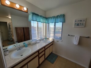 Ensemble douche/baignoire, sèche-cheveux, serviettes fournies, savon