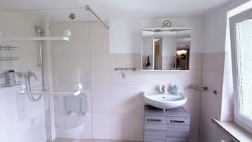 Dusche, Haartrockner, Hausschuhe, Handtücher