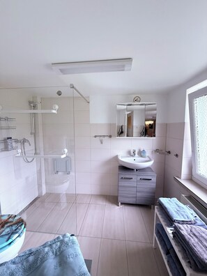 Shower, hair dryer, slippers, towels - Vacation home with water views on the island of Usedom (Krummin)