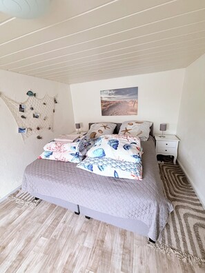 1 dormitori, caixa forta a l'habitació i planxa i posts de planxar