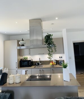 Appartement, plusieurs lits | Cuisine privée | Réfrigérateur, micro-ondes, four, plaque de cuisson