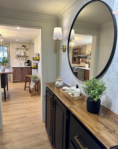 White Little Cottage-Newly renovated-Pets-Family