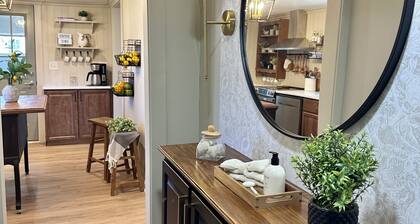 White Little Cottage-Newly renovated-Pets-Family