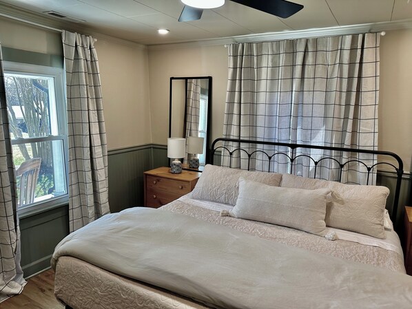 2 makuuhuonetta, silitysrauta/-lauta, ilmainen Wi-Fi, vuodevaatteet