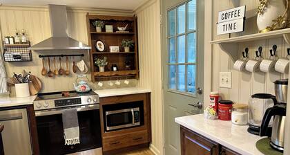 White Little Cottage-Newly renovated-Pets-Family