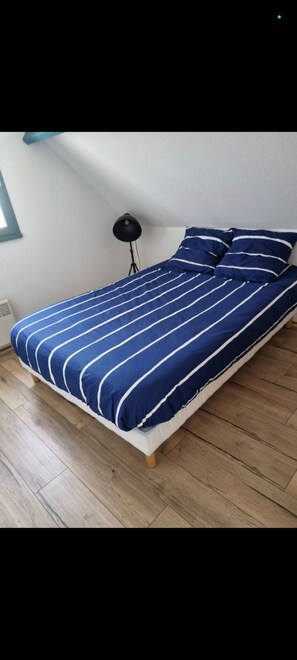 2 bedrooms, travel cot, free WiFi, bed sheets