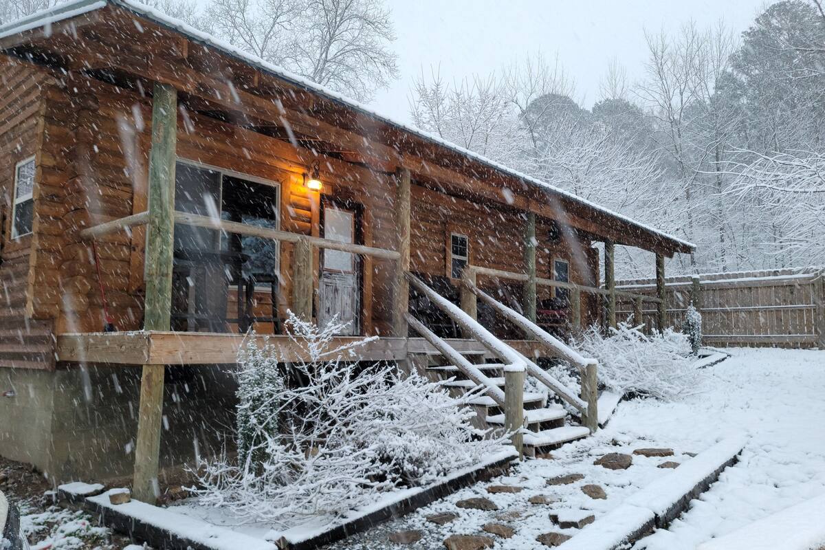 Lake View 2 bedroom Log Cabin with Loft on Lake Hamilton | Terrace/patio