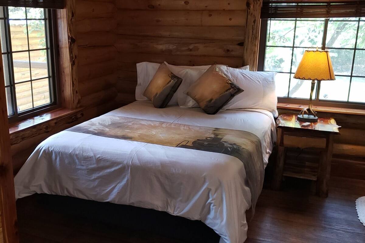Lake View 1 Bedroom Log Cabin  on Lake Hamilton | Laptop workspace, free WiFi, individually decorated