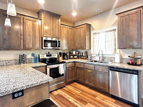 Charming 2BR Cottage • Near Freeway-Cul-de-sac