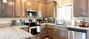 Charming 2BR Cottage • Near Freeway-Cul-de-sac