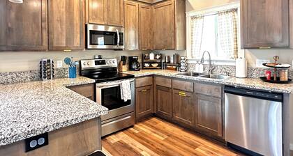 Charming 2BR Cottage • Near Freeway-Cul-de-sac