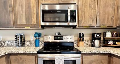 Charming 2BR Cottage • Near Freeway-Cul-de-sac