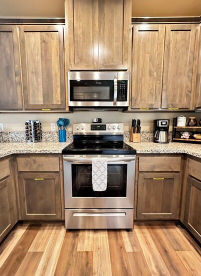 Charming 2BR Cottage • Near Freeway-Cul-de-sac
