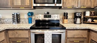 Charming 2BR Cottage • Near Freeway-Cul-de-sac