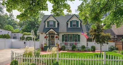 1930s Queen Anne Historic Downtown Retreat
