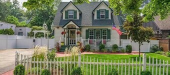 1930s Queen Anne Historic Downtown Retreat