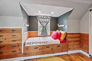 4 habitaciones, escritorio y tabla de planchar con plancha 