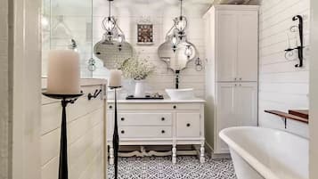 Rainfall showerhead, hair dryer, heated floors, towels