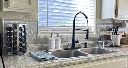 Near Downtown- Kitchen-Washer/Dryer-Parking