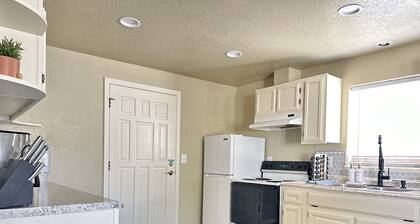 Near Downtown- Kitchen-Washer/Dryer-Parking