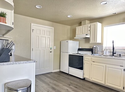 Near Downtown- Kitchen-Washer/Dryer-Parking