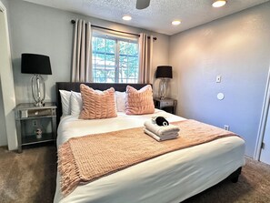 3 habitaciones, escritorio y tabla de planchar con plancha