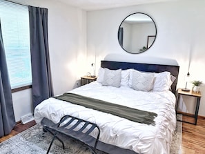 2 عدّة غرف نوم وأسرّة بإسفنج يتكيف مع شكل الجسم ومكتب ومكواة/لوح كي