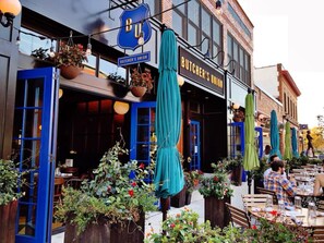 Outdoor dining - Updated 2BR Gem: Near Downtown, Eastown, and EGR! (Grand Rapids)