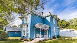 Exterior - HISTORIC VICTORIAN HOME - Walk 2 Rt 66 - HUGE YARD (Williams)