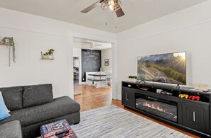 Living area - HISTORIC VICTORIAN HOME - Walk 2 Rt 66 - HUGE YARD (Williams)