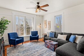 Living area - HISTORIC VICTORIAN HOME - Walk 2 Rt 66 - HUGE YARD (Williams)