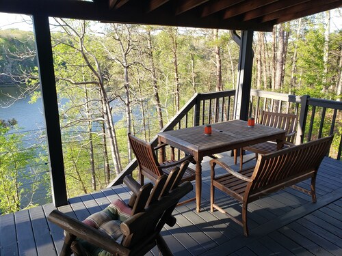 Cute, cozy log cabin on beautiful Smith Lake, Arley AL (year round deep water)