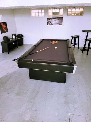 Game room - Vintage Charm, E. Eng. Village, 10mins to Dt. Det. (Detroit)