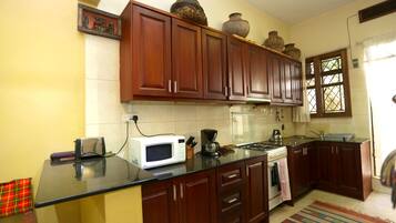 Cottage | Private kitchen | Fridge, microwave, oven, electric kettle
