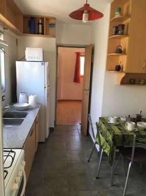 Refrigerador, horno, placa de cocina, utensilios de cocina