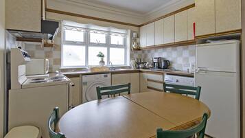 Refrigerador, microondas, horno y tetera eléctrica