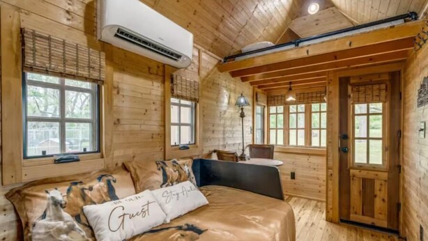1 bedroom, iron/ironing board, free WiFi, bed sheets - Redbud Falls Ranch | Peaceful Horse Ranch Retreat & Private Horse Experiences (Gainesville)
