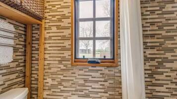 Ducha, secador de pelo y toallas