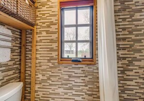 Een douche, een haardroger, handdoeken