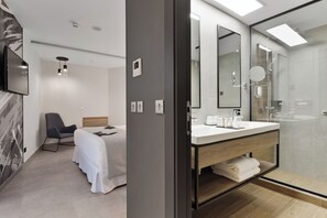 Family Suite | Minibar, in-room safe, desk, laptop workspace - Hotel Riu Plaza London Victoria (London)