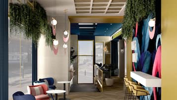 Un interior moderno con suelo de madera en espiga, una zona de bar con taburetes y una sala de estar con sillas y mesas.