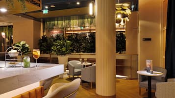 Ein modernes Interieur mit einer Marmorbar, einer Sitzgelegenheit und Zimmerpflanzen.