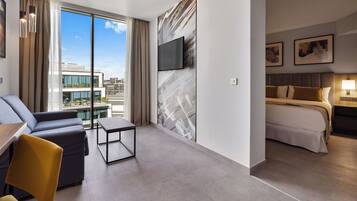 Suite familiar | Minibar, caja fuerte, escritorio y espacio para trabajar con un portátil