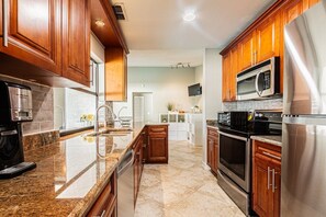 Frigorifero, forno, piano cottura, lavastoviglie