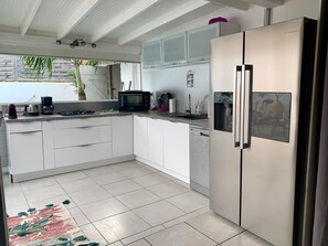 Comfort Villa, 2 Bedrooms | Private kitchen | Full-sized fridge, microwave, oven, stovetop - KS VILLA (Saint-François)