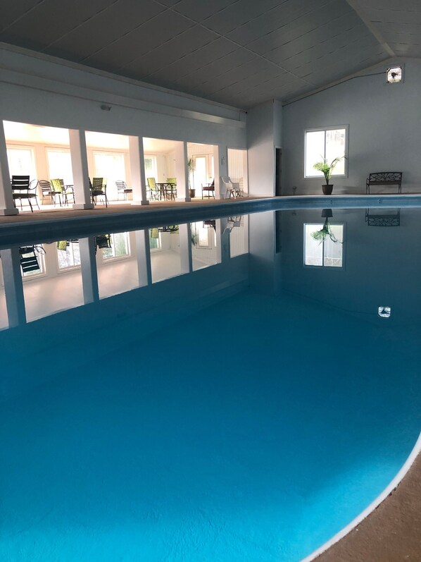 من حمّامات السباحة المغطاة، حمّام سباحة مُدفَّأ